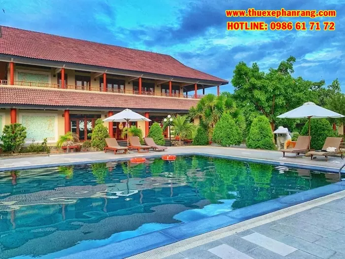 thue-xe-o-to-don-san-bay-cam-ranh-di-resort-aniise-ninh-thuan-8