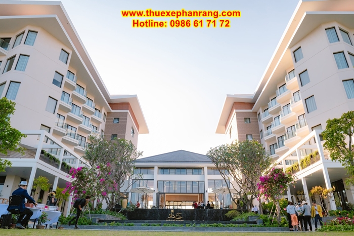 thue-xe-o-to-don-san-bay-cam-ranh-di-resort-hoan-my-ninh-thuan-2